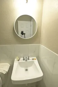 Deluxe Inn - Image 5