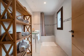 Holiday Villa en Cala d'Or with Shared Pool, Terrace, Garden & Wi-Fi - Image 3