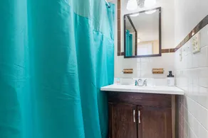 King Bed / Private Parking / 300mbps+ WiFi - Image 2