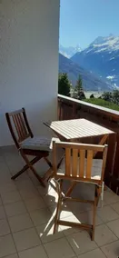 Outside: 2-room flat with south-facing balcony with view of the Matterhorn. Foldable terrace furnitu - Image 5