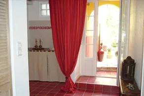 Petite maison avec patio intérieur - Image 4