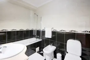 Appartement 'T2 Près de la Plage' avec Terrasse Partagée et Wi-Fi - Image 2