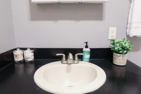 Stylish, New & Clean 1b apt w/ King Bed+Pool+Gym+Parking - Image 3