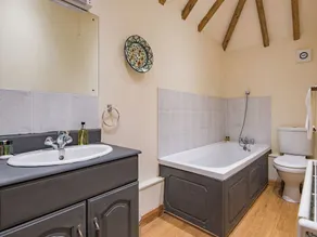 3 bedroom accommodation in Hollingbourne - Image 4