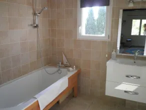 Maison de village spacieuse et aérée avec grand jardin et piscine privée - Image 3