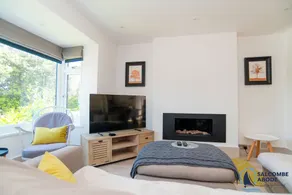Stylish Coastal Living - Prime Location, Garden and Parking - Image 2