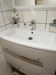 Pragt værelse med terrasse og have - Image 4
