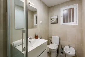 The 100sqm, sunny, 3  bedrooms, 2 baths apartment, 6pax,  in central Barcelona - Image 4