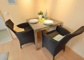 Aconchegante apartamento de 2 quartos - varanda, Wi-Fi, TV, perto do centro da cidade - Image 5