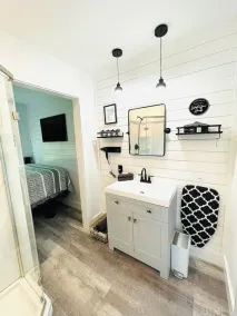 Modern Shipping Container Cabin - Image 4