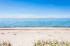 Forested Hilltop Home Perched ovanför Lake Michigan med privat strand! - Image 4