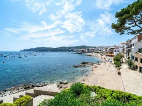 Apartment with parking 400m beach and shops - Image 4