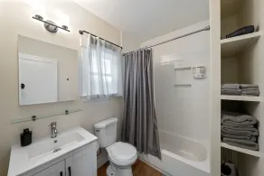 Relax at a Charming West Oakland Victorian - Image 3
