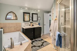 Luxury 4 bd/3ba Family Home near Ocean, Airport,  & Seattle XL yard w/sportcourt - Image 3