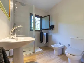 Schönes alleinstehendes Ferienhaus für 8 Personen mit  W-LAN, privatem Pool, TV und Innenhof - Image 2