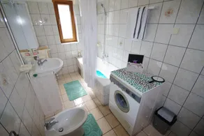 Spacious holiday apartment with nice terrace and garden in suburb of Pula - Image 3