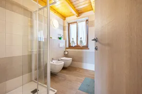 Apartamento Bocca Nevese Pino con vistas al lago, jardín y Wi-Fi - Image 4