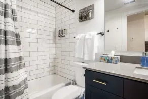 Close To Downtown Comfy 1 Bed 1 Bath Apartment - Image 3