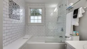 20% Off May Buchanan Ste 1 Block To Downtown - Image 2