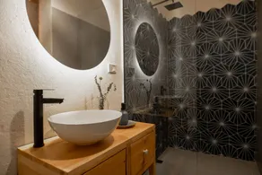 6 Bedrooms House near Tourist Spots with backyard, Bar, Jacuzzi and heated pool - Image 4