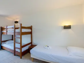 Kun en kort gåtur til stranden | Modest Duplex + fælles adgang til indendørs pool - Image 4