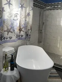1 King bed, cable tv , wifi mini fridge stocked with welcome beer - Image 4