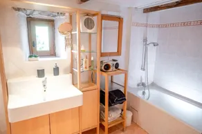 Restaurerad 1700-tals fårfält med stora grunder och privat pool - Image 3