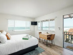 Oceanfront Corner Studio with Cal King (306) - Image 4