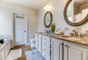 Pet friendly,king bed,jacuzzi tub,separate shower - Image 2