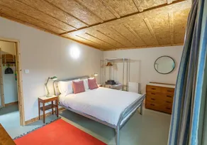 A gorgeous hideaway perfect for two, close to the coast - Image 4