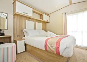 Modern 12ft-wide holiday home with one double with en suite W. - Image 3