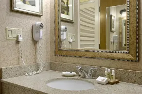 Comfort Meets Affordability, Free Parking, Outdoor Pool, Pets Allowed - Image 4