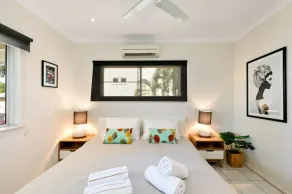 Tiki Dreams: Charming Cairns Retreat with Pool, Balcony & Easy Access to the City Center - Image 3