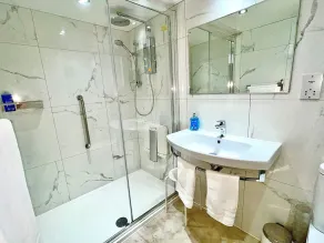Apartment-Ensuite mit Dusche-Blick auf den Hof-1B - Image 3