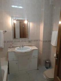 Schöne 2-Bett-Wohnung in einer kleinen Wohnanlage mit Pool - Image 2