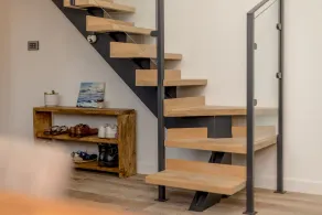 Pass the Keys Stunning 3 Bed Loft Style Apt with Free Parking - Image 2