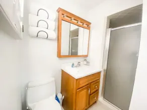 Privat lägenhet med egen ingång och hemmabio - Image 3