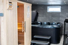 LONDON apartment with PRIVATE HOT TUB, SAUNA & GYM! - Image 2