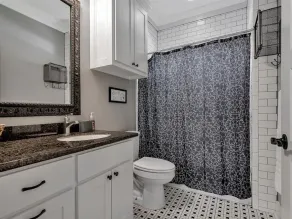 Perfect Getaway! Centrally located to downtown shops, dining, and activities! - Image 2