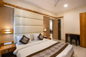 2 bedroom service apartment near Mumbai Airport - Image 5
