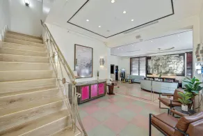 Accessible Queen Room: Stay with Perks Near Beach with Free Amenities - Image 4