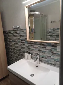 Appartement 2 pièces dans résidence avec parc et piscine - Image 3