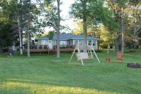 Familie Cabin på Beautiful Bay Lake * Stor Lakeside Deck * stort gård til spil - Image 2