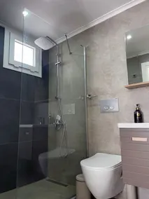 Impresionante Villa Independiente de 3 dormitorios con piscina privada, amplio jardín y WiFi - Image 2