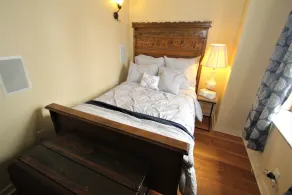 Ditch the Hotel & Enjoy The Brownstone Flat of Uniontown - Image 5