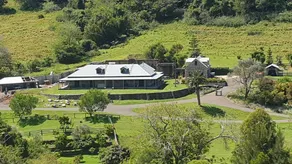 Stunning cottage on beautiful farm close to beaches and cafes - Image 4