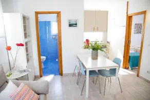 Petite villa en première ligne de plage à 50m. WIFI. A/C. Parking. Barbecue. Jardin privé. - Image 4