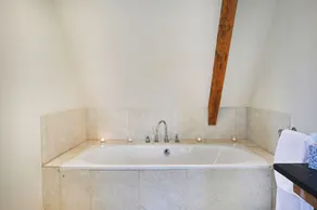 Victorian Coach House with Superking Master Bedroom suite.  Gardens/Tennis Court - Image 4
