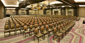 Deluxe Double Queen Room steps from Graceland -Pool -Gym -Airport Shuttle - Image 3