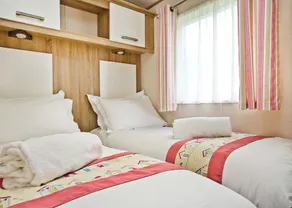 Modern 12ft-wide holiday home with one double with en suite W. - Image 5